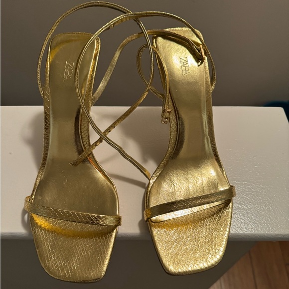 Gold heels - Picture 1 of 7
